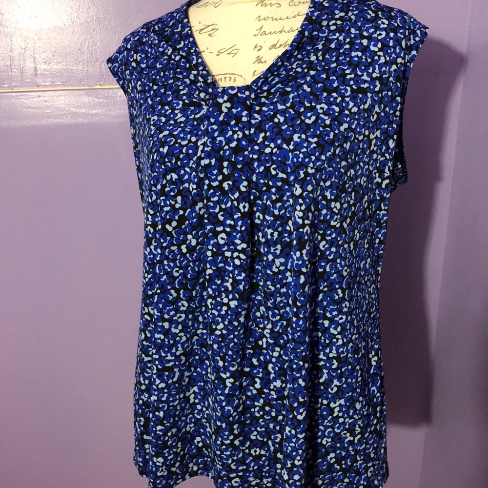 Blue Vneck shell with flowers